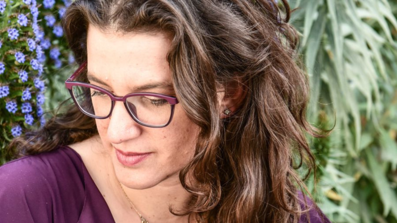 El ojo crítico - María José Navia y algunos cuentos de hadas y embrujadas - Escuchar ahora