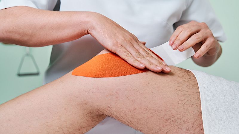 Por tres razones - El lujo de acceder al fisio en la sanidad pública - Escuchar ahora