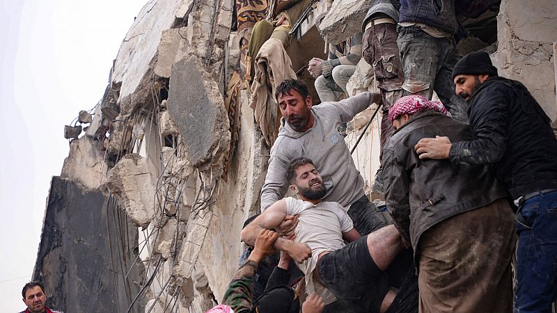 Cinco Continentes - Terremotos en Turquía y Siria dejan miles de muertos - Escuchar ahora