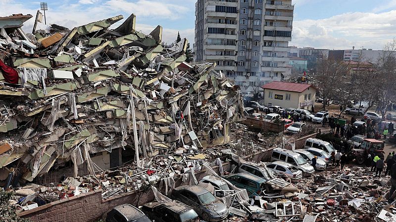 Cinco Continentes - Turquía y Siria buscan supervivientes bajo los escombros - Escuchar ahora