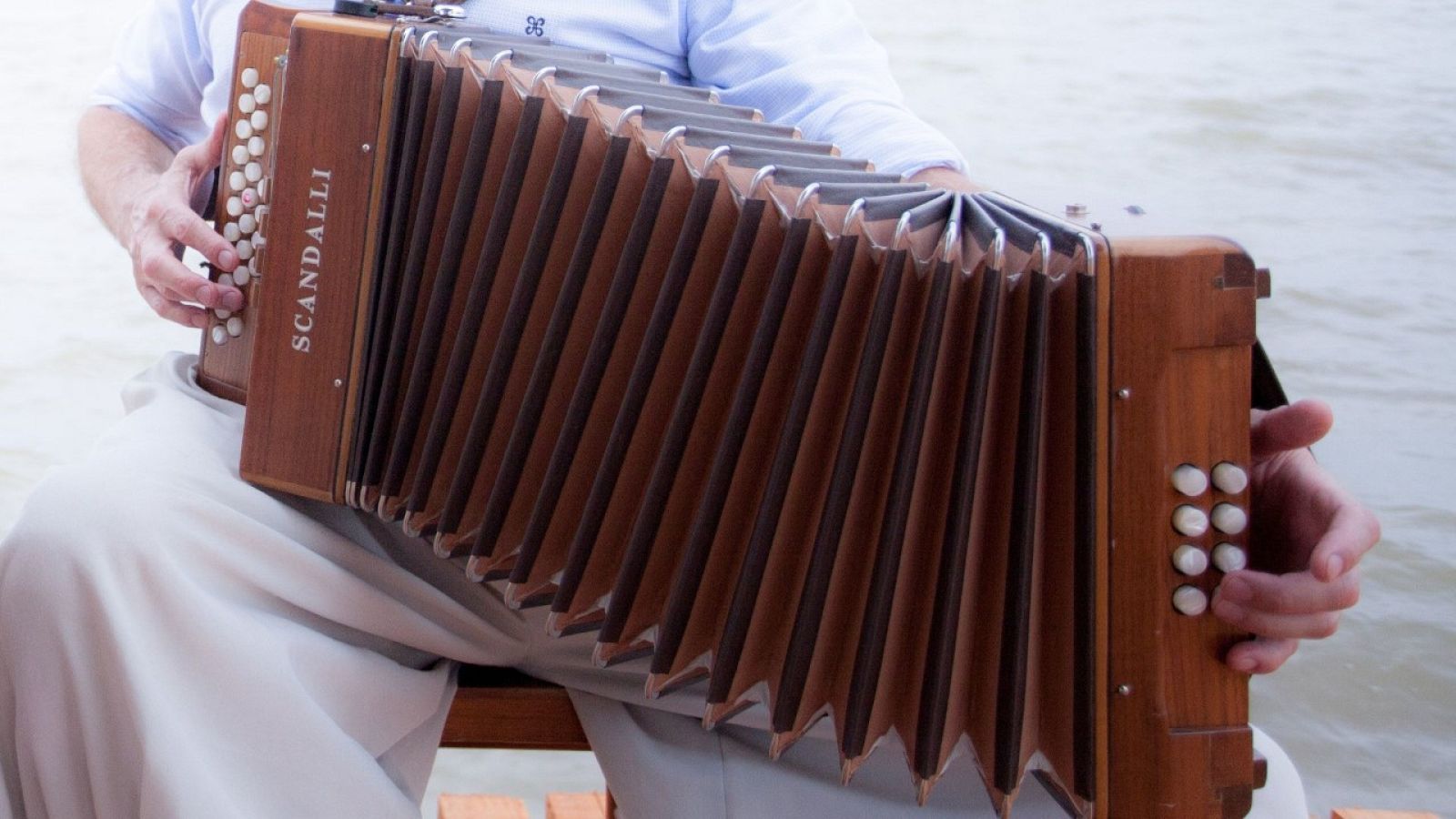 Mil mundos - Más amores diatónicos - 15/02/23 - escuchar ahora 