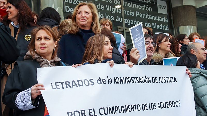 Las Mañanas de RNE con Íñigo Alfonso - Cuatro semanas de huelga de los letrados de la Administración de Justicia: "El Ministerio no ha querido convocarnos antes" - Esuchar ahora