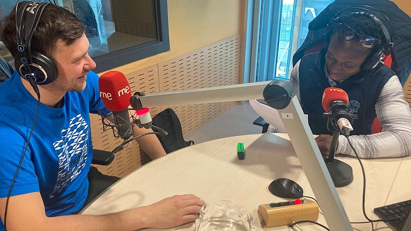 No es un día cualquiera - En el pais de los blancos con Ousman y Maxim - Escuchar ahora