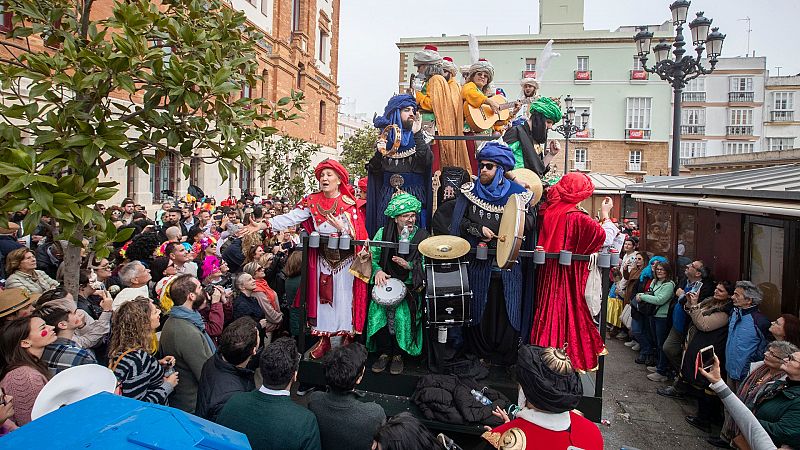 Más cerca - Carnavaleros de Cádiz se sienten olvidados por sus fiestas - Escuchar ahora 