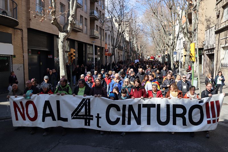 La marxa contra el Quart Cinturó aplega més de 4.000 persones | CLARA ONTAÑÓN