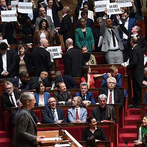 Cinco continentes - Cinco Continentes - Macron aprueba por decreto su reforma de pensiones - Escuchar ahora