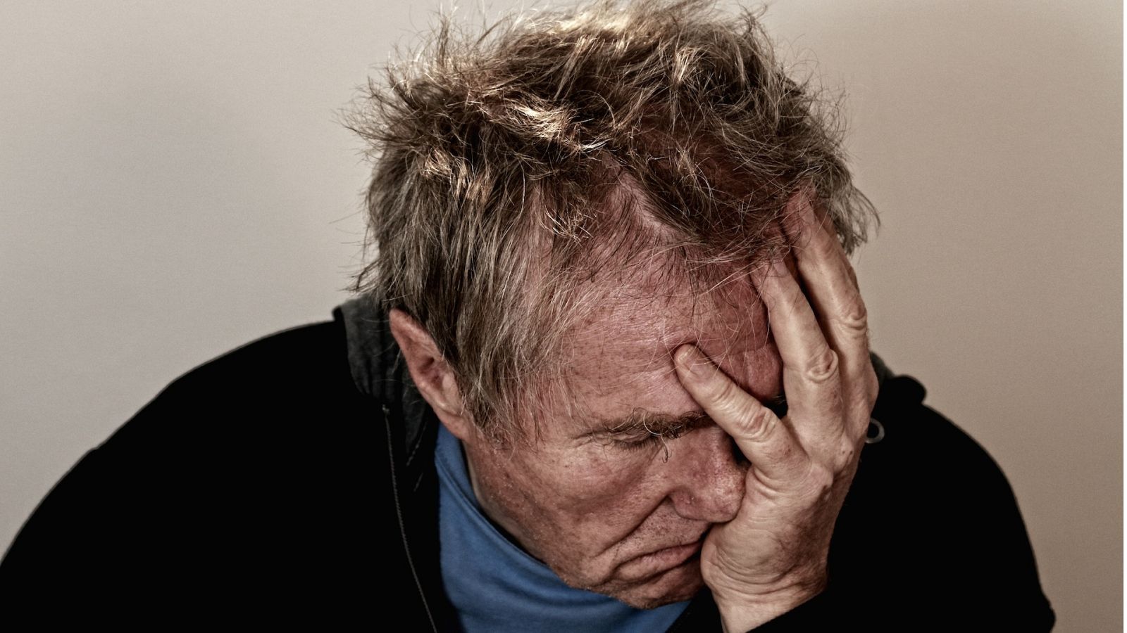 Plurals i Singulars - Tornar a l'armari a l'entrar en una residència d'avis - Escoltar Ara