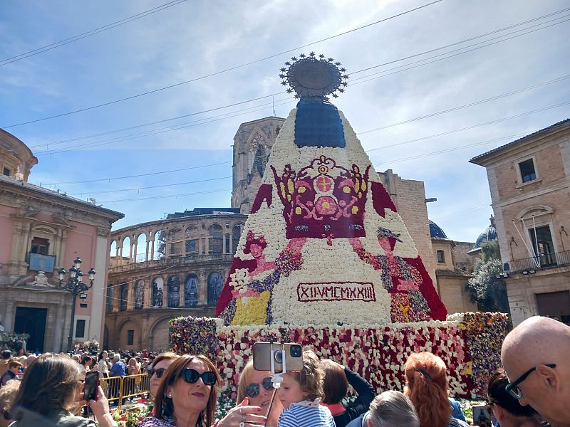 La Plaza de Virgen continúa la fiesta fallera 20/03/23 - escuchar ahora