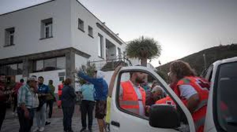 Realojados 200 vecinos sin que termine el incendio 30/03/23 - escuchar ahora