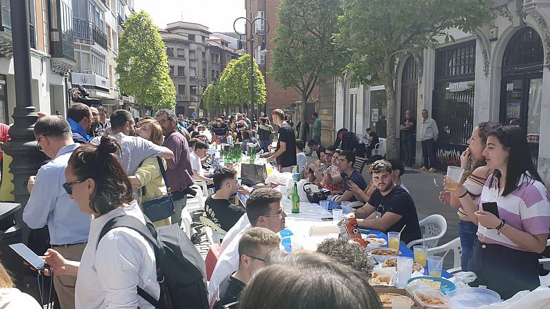 Comida en la calle en Avilés. Escuchar ahora.