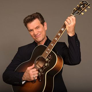 ¿Cuánto mide Chris Isaak? ?h=320