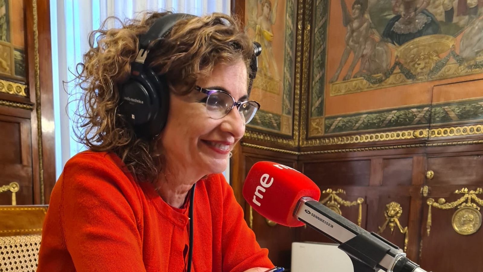 Las Mañanas de RNE - María Jesús Montero, ministra de Hacienda, defiende a Isabel Rodríguez tras el expediente de la JEC - Escuchar ahora