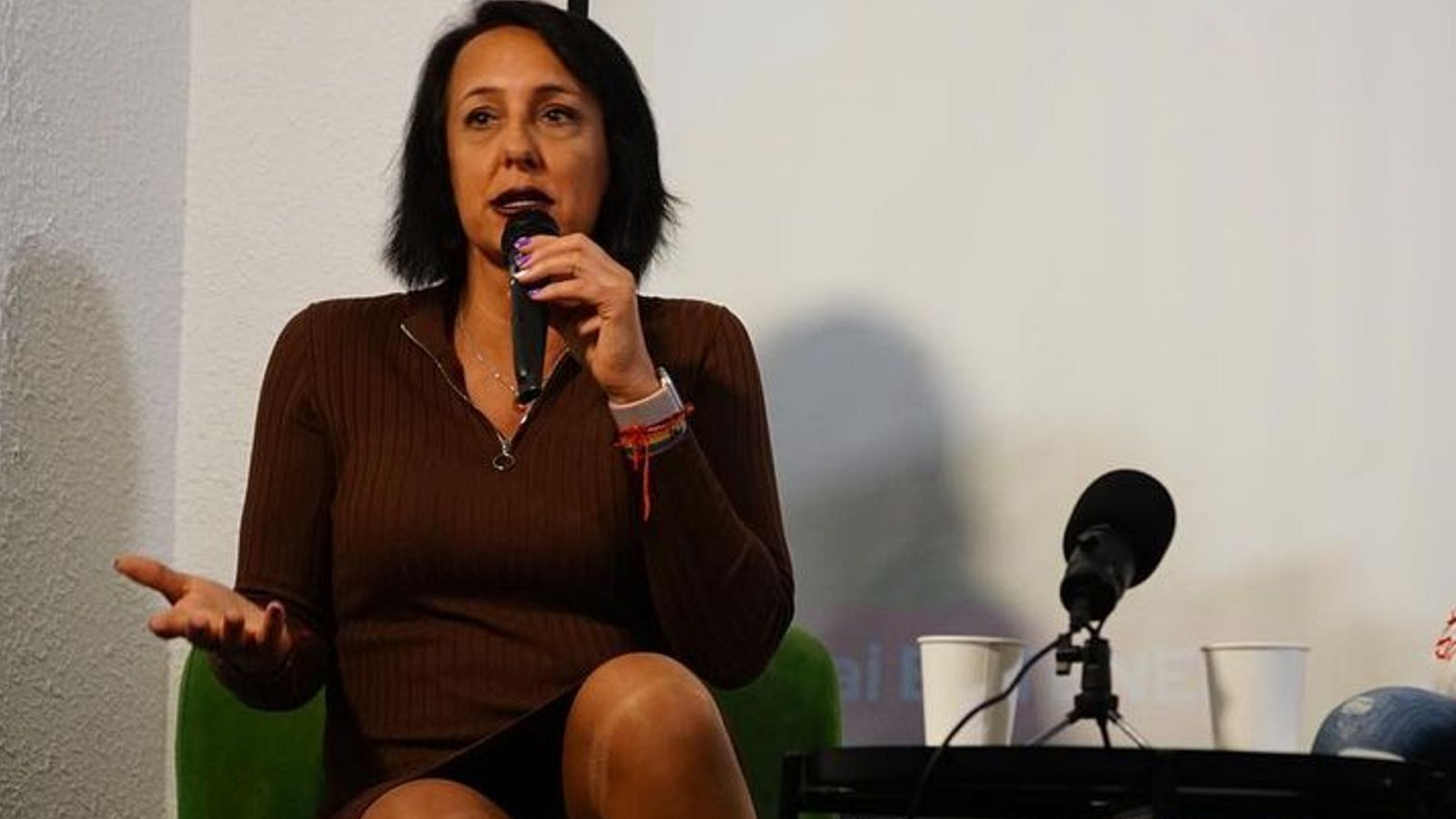 Plurals i Singulars - Fer-se una vaginoplàstia a Tailàndia - Escoltar Ara