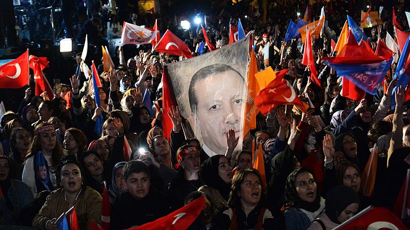 Más cerca - "La sociedad turca está muy polarizada" - Escuchar ahora