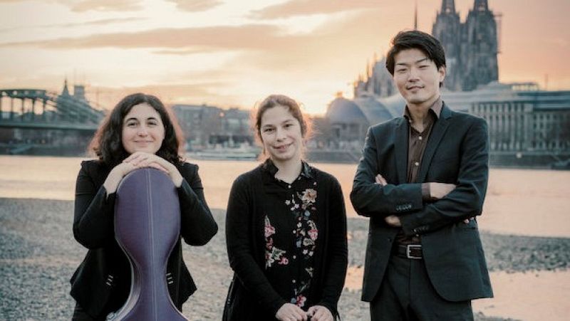 Amarilis Due�as Cast�n - escuchar ahora