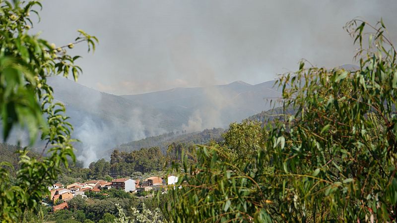 Más cerca - El viento complica la extinción del fuego en Las Hurdes - Escuchar ahora