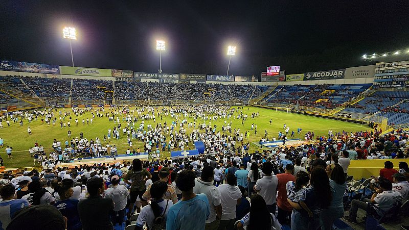 Tablero deportivo - Latinoam�rica F.C. : "Tragedia en El Salvador" - Escuchar ahora 
