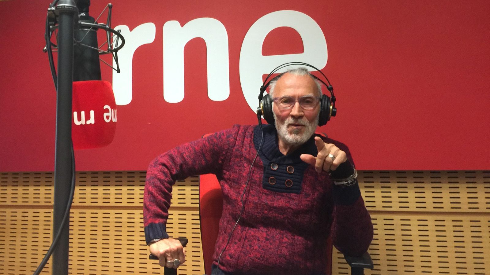 Poesía Exterior - ¿Es todo poema una tirada de cartas para conocer la verdad? - 25/05/23 - escuchar ahora