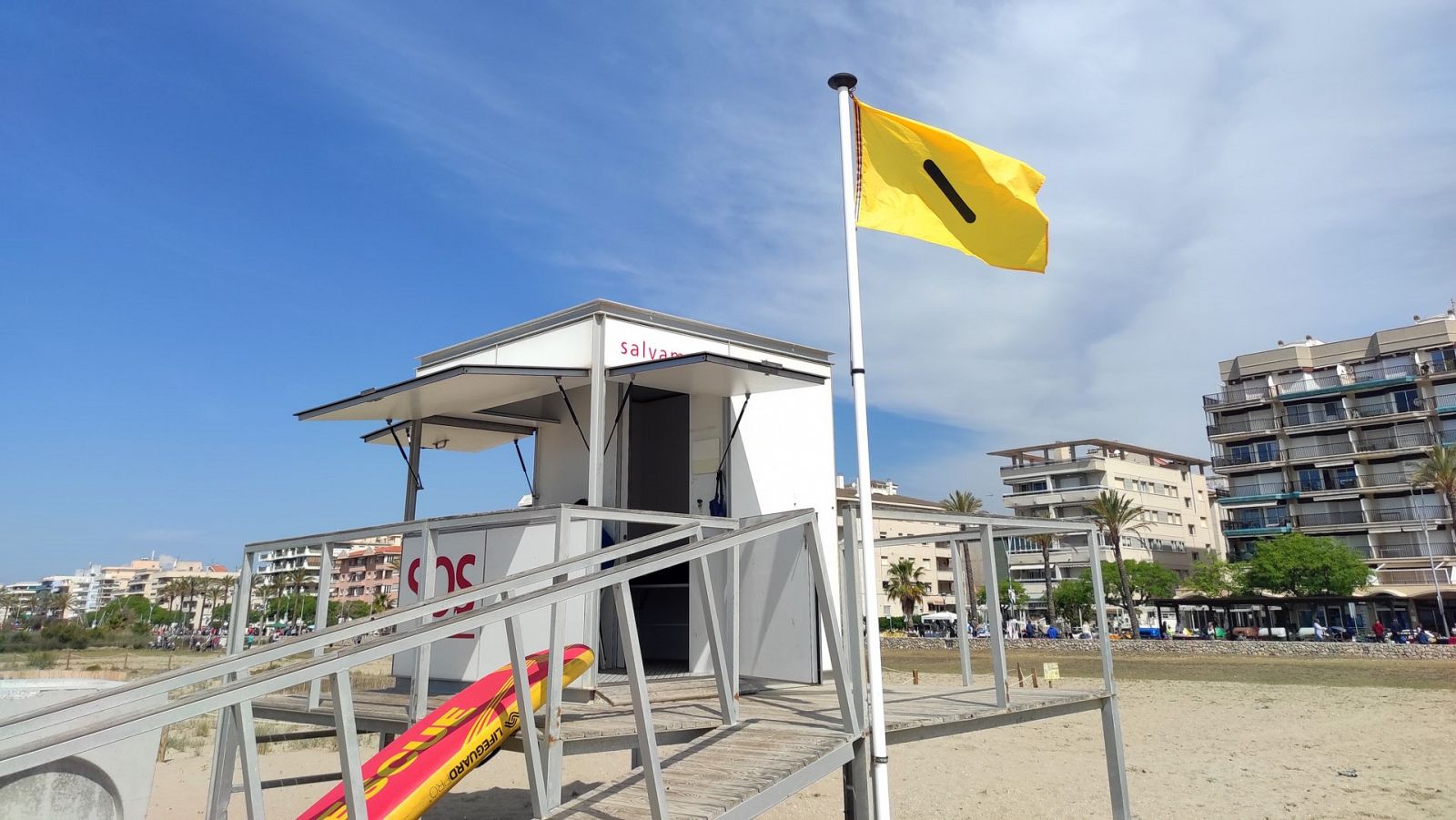 Calafell adapta les banderes de les platges a les persones daltòniques