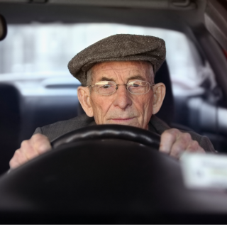 ¿Debería revisarse el límite de edad para conducir?
