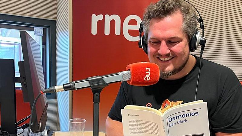 El ojo crítico - Ben Clark nos presenta a sus 'Demonios' en su nuevo poemario - Escuchar ahora