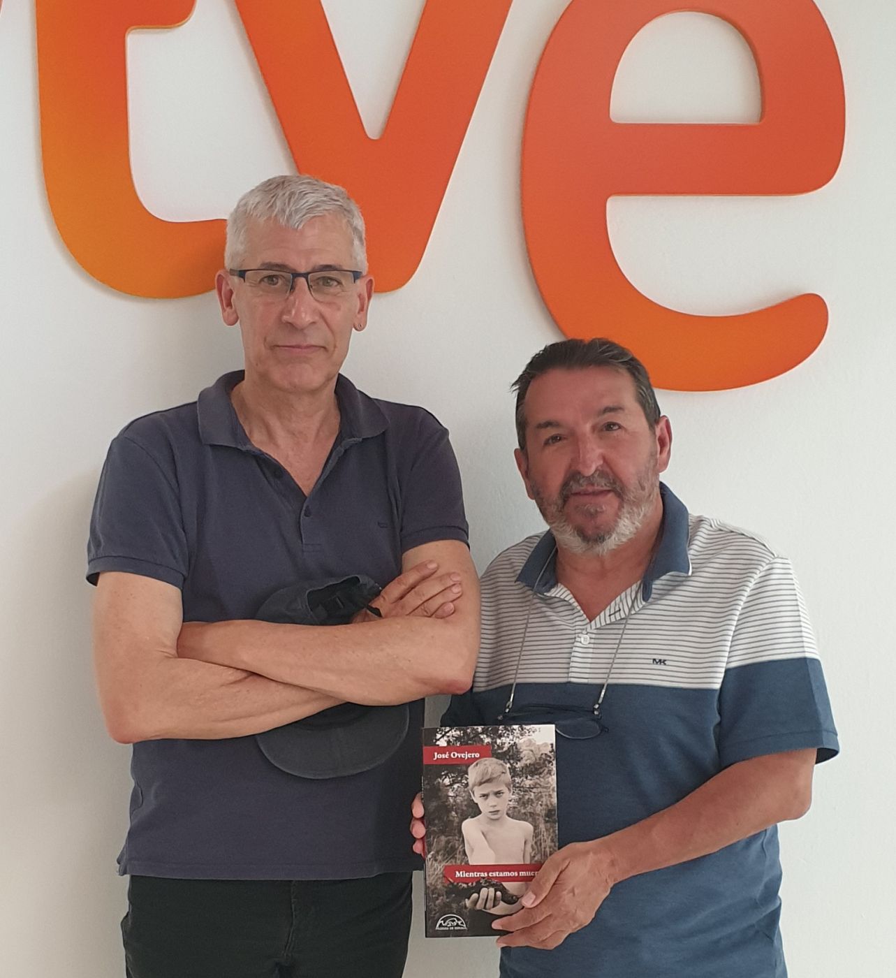 José Ovejero, Mientras estamos muertos