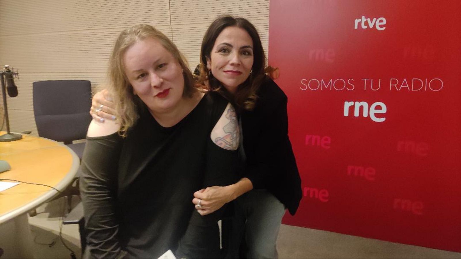 Libros de arena - Alana S. Portero y 'La mala costumbre' - Escuchar ahora