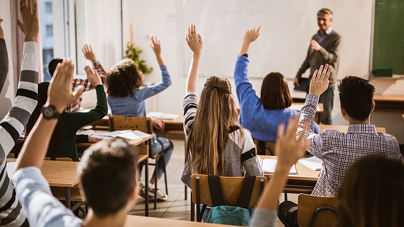 Por tres razones - ¿Las chuches tienen impuestos? Hacienda visita los colegios - Escuchar ahora