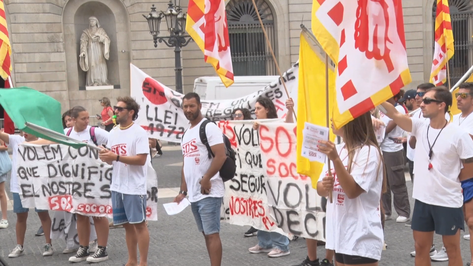 Els socorristes catalans protesten per un marc legal del sector
