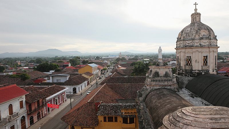 Las mañanas de RNE - La firma  I Óscar Martínez: solidaridad en el destierro - Escuchar ahora