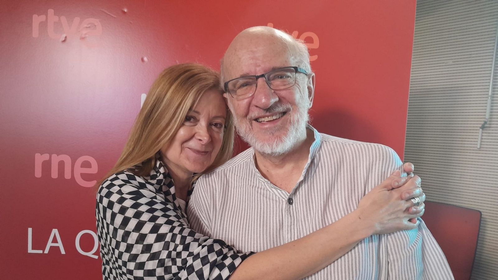 (No es un día cualquiera - Daniel Samper nos acerca a sus "Locos adorables") - Escuchar ahora