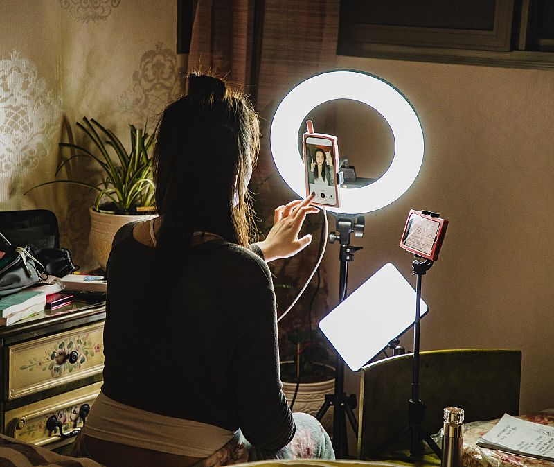 El gallo que no cesa - Ley pionera en Francia para regular a los influencers - Escuchar ahora