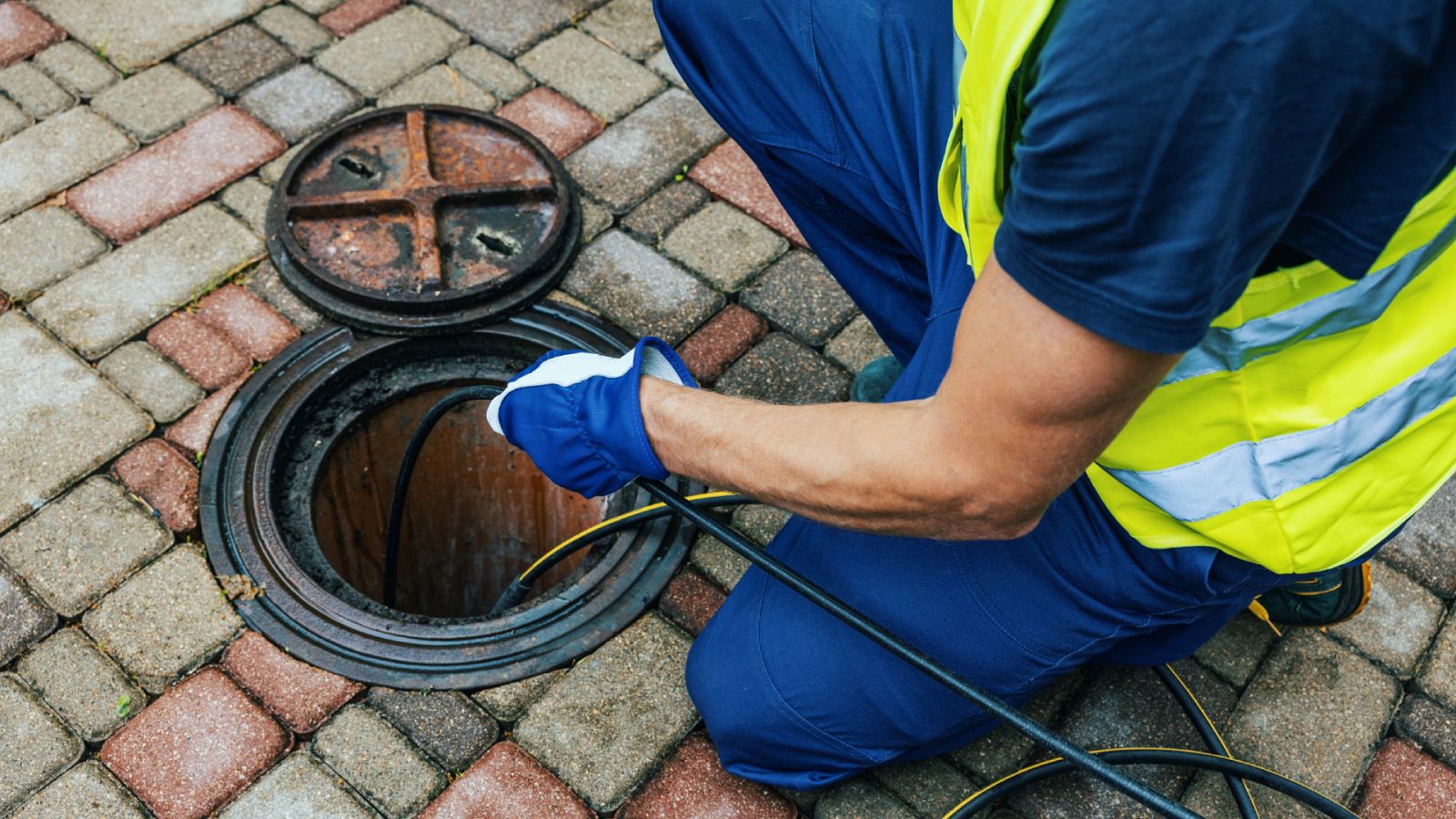 Ciencia por un tubo - ¿Por qué las alcantarillas no tienen forma triangular? - 06/07/23 - Escuchar ahora