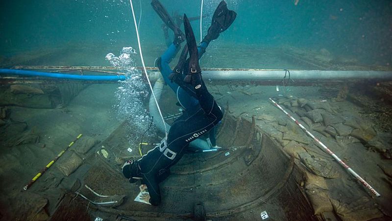 Por tres razones - Arqueólogos subacuáticos reconstruyen un barco de 2600 años - Escuchar ahora