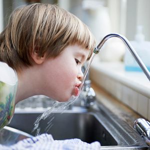 A media mañana - A media mañana - ¿Por qué debemos consumir agua del grifo? - 10/07/23 - escuchar ahora