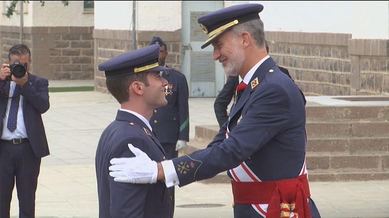 Felipe VI entrega los Reales Despachos a los nuevos oficiales del Ejército del Aire en San Javier