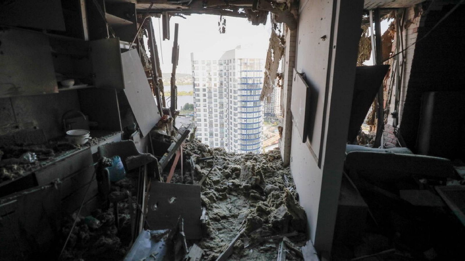 Cinco continentes - Ucrania dice haber recibido bombas de racimo de EEUU - Escuchar ahora