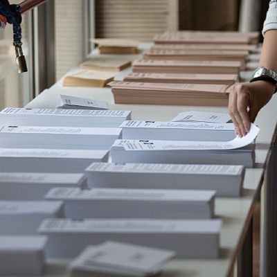 24 horas - Correos se cuela en el ecuador de la campaña del 23J - Escuchar ahora