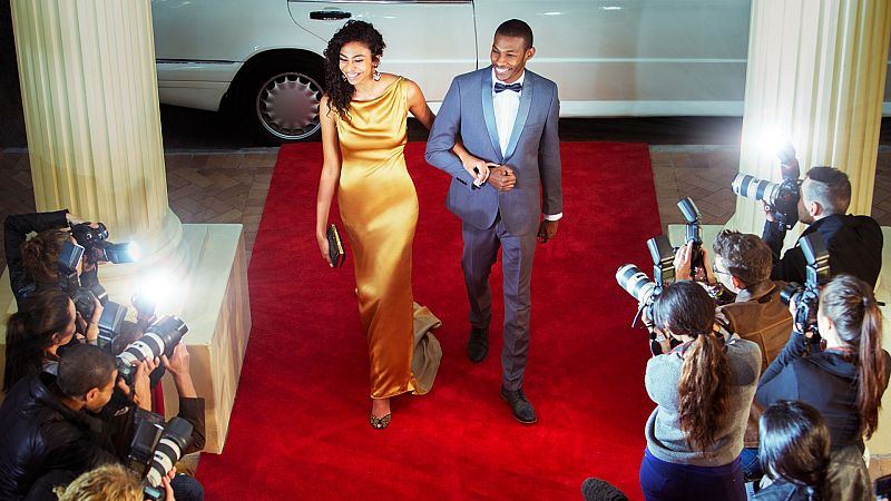 Fondo de armario - Cómo se preparan los celebrities para una alfombra roja - Escuchar ahora