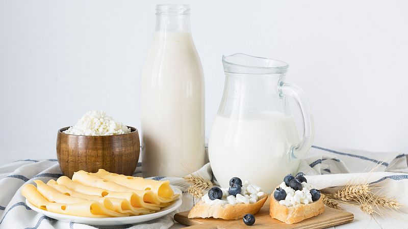 Por tres razones - Dos lácteos al día, los expertos opinan - Escuhar ahora
