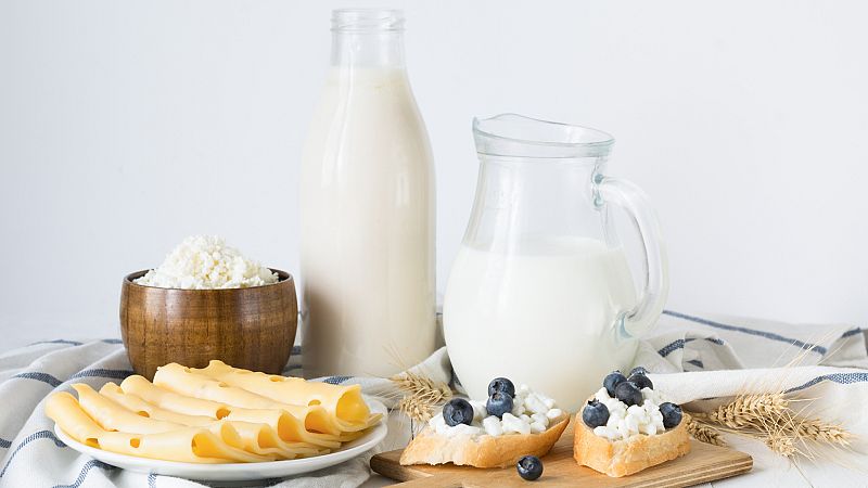 Por tres razones - Dos lácteos al día, los expertos opinan - Escuhar ahora