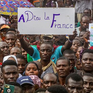  Miles de personas muestran su apoyo al golpe en Níger