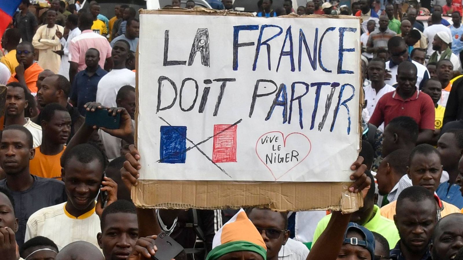 Crónica internacional - Bazoum pide ayuda para volver al poder en Níger - Escuchar ahora