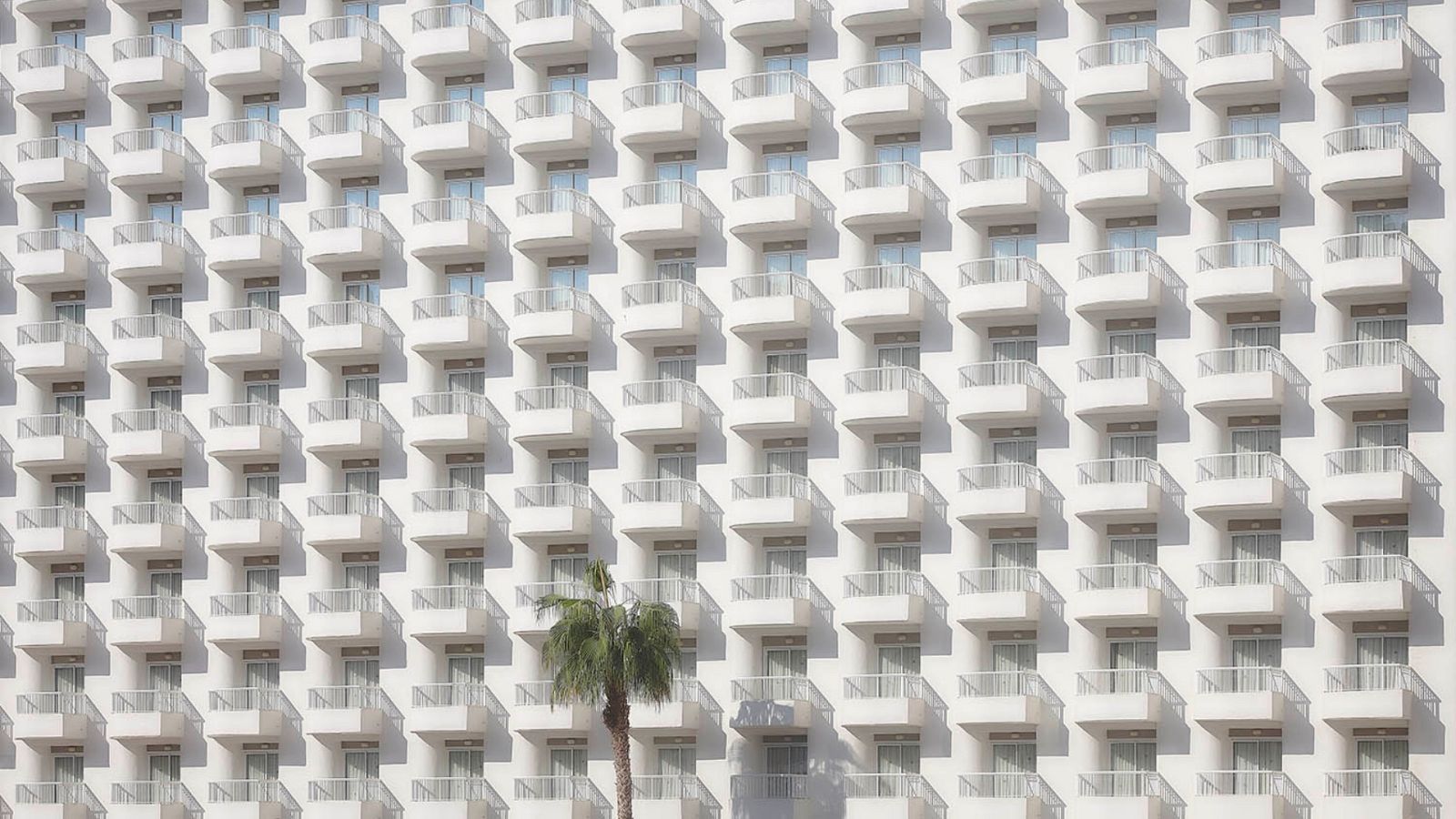 Por tres razones - La conexi�n entre Alicante y Se�l - Escuchar ahora