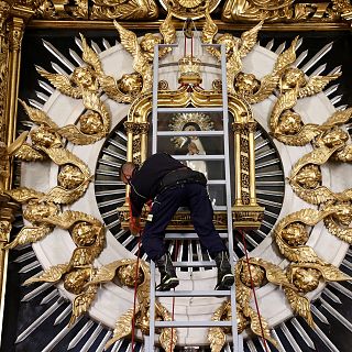 �Por qu� a la Virgen de la Paloma la bajan los bomberos?