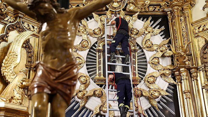 Por tres razones - ¿Por qué a la Virgen de la Paloma la bajan los bomberos? - Escuchar ahora