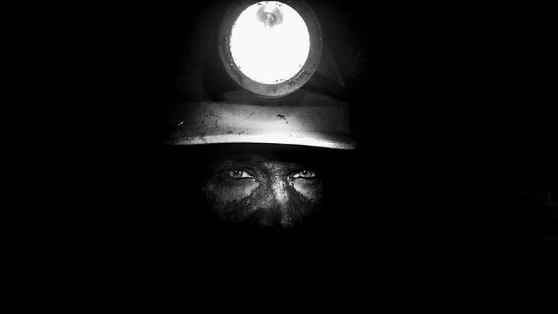 El gallo que no cesa - En construcción: El reportaje fotográfico 'Asturias Minada' - Escuchar ahora