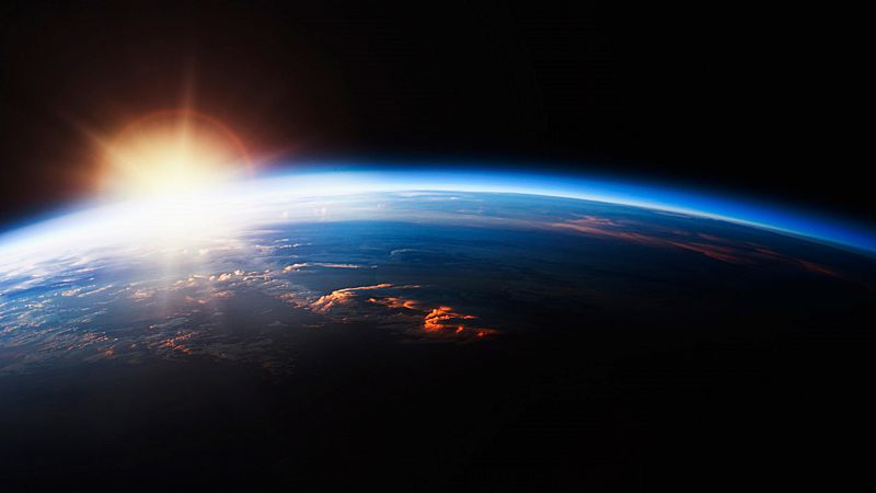 A media mañana - Emilio García nos explica cómo nació el planeta Tierra - Escuchar ahora