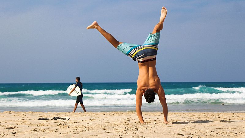 Avui, sol - Qu� fa un futbolista a l�estiu? - Escoltar ara