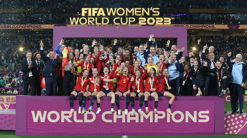 Las Mañanas de RNE - Paloma del Río, periodista, sobre el beso de Rubiales: "Si no lo hace en la categoría masculina ¿Por qué lo hace en la femenina?" - Escuchar ahora